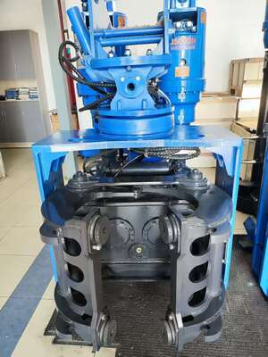 Máy đóng cọc kẹp hông hiệu suất cao cho việc đóng cọc sâu 9m trong không gian hạn chế